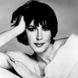 Helen Reddy. Andiamo al 1972 per parlarvi del brano "I Am Woman", un inno che celebra la forza, la resilienza, la determinazione delle donne