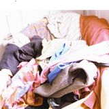 Accumulare vestiti sulla sedia: cosa dice di te quest'abitudine?