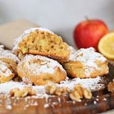 Biscotti morbidi alle mele e noci: il trucco delle mele frullate nell'impasto senza uova e burro
