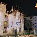 Edificio dell”800 collassa nella notte: tetto crollato, calcinacci in strada, nessuno all’interno