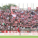 I 10 mila del “Menti” suonano (e cantano) la carica. Il “Lane” riparte dal +1 sul Crotone