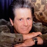 Brian Wilson, cofondatore dei Beach Boys, ci ha lasciato l’11 giugno a 82 anni. Omaggiamo il genio musicale che ha rivoluzionato il pop