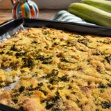 SCHIACCIATINA CROCCANTE ALLE ZUCCHINE E PREZZEMOLO
