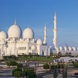 Abu Dhabi: grattacieli futuristici e tradizioni beduine nella capitale degli Emirati