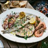 Grigliata di pesce: cosa comprare e come cuocere tutto alla perfezione