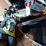 Vecchia casa adibita a deposito va a fuoco in tarda serata. Pompieri all’opera fino all’alba
