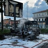 Camper in fiamme in viale Cricoli. Era fermo in sosta da anni senza manutenzione