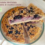 Crostata sbriciolata alla crema di ricotta e more