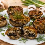Funghi ripieni di tonno e ricotta al forno: deliziosi, cremosi e filanti