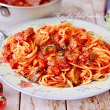 Pasta al sugo di pomodoro e melanzane