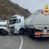 Frontale fra un’autocisterna e un furgone: strada del Costo bloccata