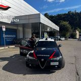 Furto di superalcolici e alimentari al supermercato: bloccati in tre dopo la fuga