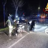 Frontale fra due auto: tre feriti, uno è in rianimazione