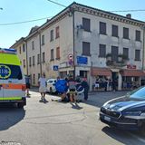 Ciclista investito all’incrocio in centro paese. Ricoverato in codice giallo un duevillese