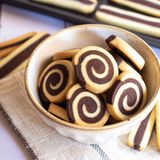 Girelle e biscotti lunghi vaniglia e cacao