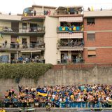 Fair play: i tifosi della Carrarese applaudono e consolano i supporters biancorossi – VIDEO
