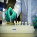 Científicos británicos prueban fármaco contra covid