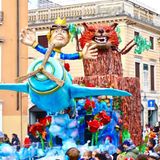 Un fiume di colori invade il centro: successo per il Trofeo dei Quartieri, che premia Giavenale