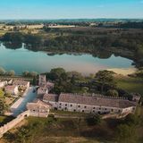 Castellaro Lagusello: il borgo lombardo che si riflette su un lago a forma di cuore