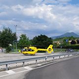 Anziana investita da un camion sulla provinciale: è grave. Strada chiusa a lungo