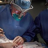 Historias de nuestros médicos: Cirugía de urologia oncologica y trasplantes con el Dr. Vital Hevia