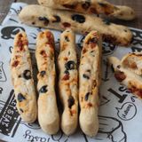 Bastoncini di pane alle olive nere e pomodori secchi senza glutine