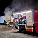 Paura in un parcheggio, a fuoco due mezzi pesanti. Video