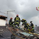A fuoco il tetto della casa in ristrutturazione. Danni ingenti