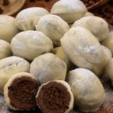 Noci dolci al cacao con crema cappuccino e cioccolato bianco