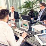 Jak płynnie wprowadzić temat na spotkaniu po angielsku? "As you know", "Let's" i inne #217