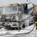 A fuoco la betoniera edile: il manovratore s’infortuna fuggendo dalla cabina rovente