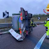 A31, il furgone “tocca” un camion nello svincolo con la Spv e poi si rovescia: ferito l’autista