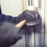 Cittadini a caccia dei ladri dopo il tentivo di furto in casa di una donna