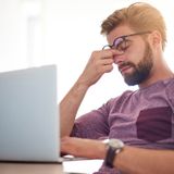 Passare la giornata davanti al computer? I segnali degli occhi stanchi da non ignorare