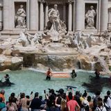 Clima, ancora un blitz di Ultima Generazione: liquido nero nella Fontana di Trevi a Roma