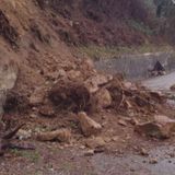 Frana in collina a Crosara: terra e pietre in strada. Allertati Comune e Protezione Civile