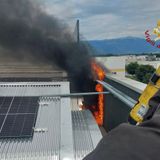 Prende fuoco l’inverter dei pannelli fotovoltaici: fiamme sul tetto della Al.Pi
