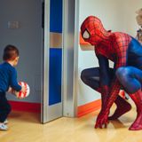 Pediatria “biancorossa” al San Bortolo. I calciatori – in maschera – in visita ai pazienti