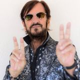 Raccontiamo la storia di Richard Starkey, noto come Ringo Starr, oggi 85enne, mitico batterista dei Beatles, tutt'ora cantautore in attività