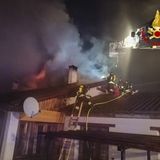 Incendio in agriturismo sul Grappa, le fiamme devastano il tetto. Sul posto 25 pompieri