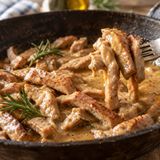 Straccetti di maiale alla birra in padella: tenerissimi con un sughetto irresistibile