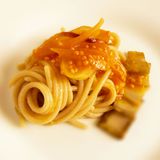 Spaghetti con purea di carciofi, salsa di scalogno e semi di senape
