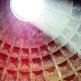 La pioggia di petali al Pantheon di Roma quando il sacro danza nell'antico