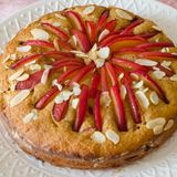 Torta integrale alle susine rosse: morbida e profumata