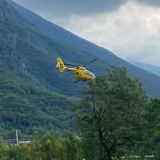 Medico in pensione rimane infilzato al torace tagliando la siepe. Poi chiede aiuto al bar