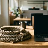 „Show the ropes” – co to znaczy i jak używać tego idiomu w biurze? #07