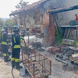 Incendio nel rudere di campagna in zona Redentore. Intervento rapido dei pompieri