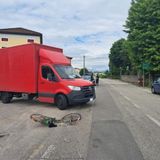 Anziano sulla ciclabile si scontra in bici con un camioncino e rimane ferito