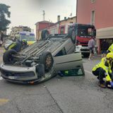 Scontro fra due auto in viale Trieste: ferite due persone, estratte dai vigili del fuoco