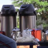 Vente de thé préparé à Niamey : une alternative pour des jeunes (Magazine)